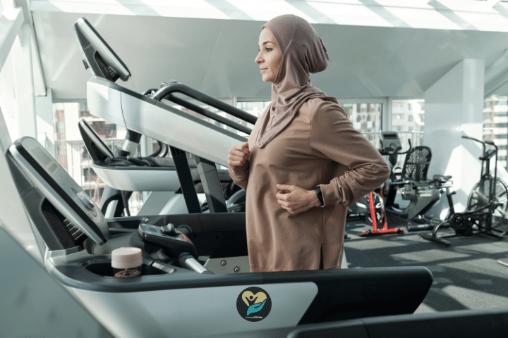 Seorang wanita berhijab sedang berlari